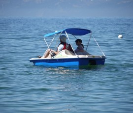 天蓋つきのボートは、もっと平和