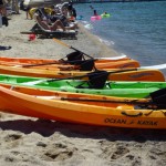 カヤックはビーチで日干し
