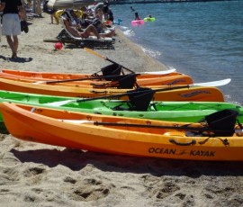 カヤックはビーチで日干し