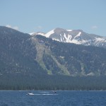 スキー場をバックにポッカリと