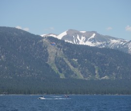 スキー場をバックにポッカリと