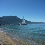 透明な湖水は水遊びに最適