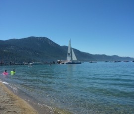 透明な湖水は水遊びに最適