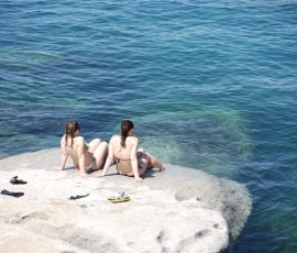 サンドハーバーの岩場で日光浴