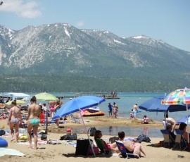 リチャードソン・キャンプ場のビーチは大にぎわい