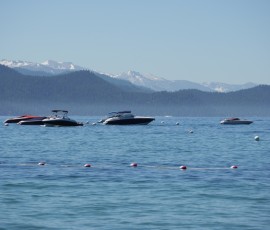 湖面には停泊中のボートもたくさん