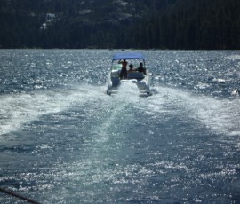 風を切って進むボート