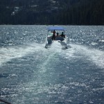 風を切って進むボート