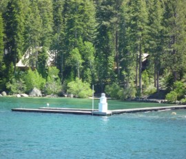 別荘地の船着き場には、小さな灯台!