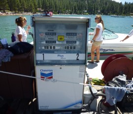 水上のガソリンスタンド