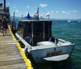 保安官の船。仲良くカリフォルニアとネヴァダの旗が