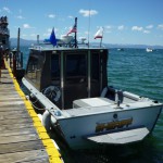 保安官の船。仲良くカリフォルニアとネヴァダの旗が