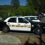 陸上には保安官の車。湖の南東はネヴァダ州ダグラス郡