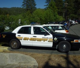 陸上には保安官の車。湖の南東はネヴァダ州ダグラス郡
