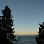 夕刻には、半月が姿を現す