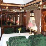 鮮やかな緑の座席の食堂車