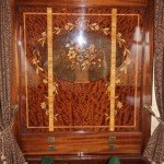 壁面の寄木細工が光ります