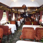 赤い座席が映える食堂車