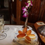 出発進行! まずはシャンペンをどうぞ