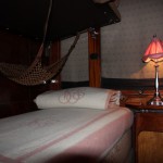 毛布にもVSOEのロゴが。下がっている網は荷物入れ?