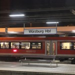 夜間、列車はときどき停車。こちらはドイツのヴュルツブルグ