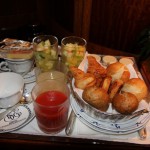 翌朝のコンチネンタル朝食。夏時間も終わって、午前8時が7時に