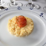 ブランチの一品目。スモークサーモンとスクランブルエッグはヨーロッパの定番