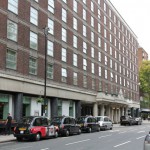 ホテルの前はタクシーがずらり