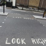 イギリスでは右を見て、左を見ます(アメリカと逆!)