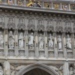 正門の彫刻にはアメリカのキング牧師