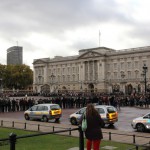 バッキンガム宮殿。屋上の国旗は女王の不在を表す