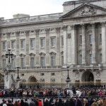 門内の交代式は遠くて見えません