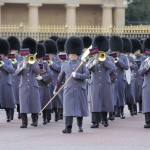 正門が開いて別の軍楽隊が出てきます