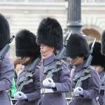 後ろにはセント・ジェームズ宮殿に向かう衛兵