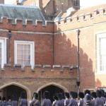 無事に衛兵を送り届けました