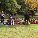 お昼にセント・ジェームズ公園に集う子供たち