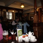 官庁街のパブは人気です