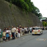 が、見物人の長蛇の列!