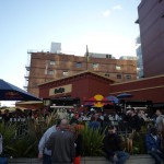 球場前のバーMoMo'sもファンでいっぱい