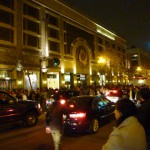 バスに乗っかって祝うファンたち