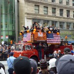 10月31日の優勝パレード。まずはチームのスタッフが登場