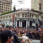 チームの先頭はブルース・ボウチー監督。優勝トロフィーも