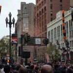 オレンジ色のコンフェティ(紙吹雪)が空に舞う!