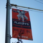 街じゅうにプレーオフの垂れ幕