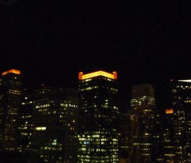 ビルの照明もオレンジに輝く