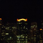 ビルの照明もオレンジに輝く