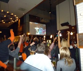 バーに集まるファンだって負けてはいません