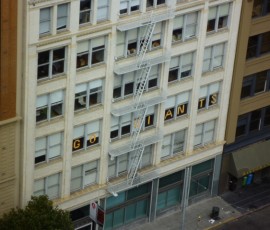 ビルの窓にはGo Giants! がんばれジャイアンツ!