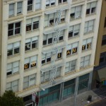 ビルの窓にはGo Giants! がんばれジャイアンツ!