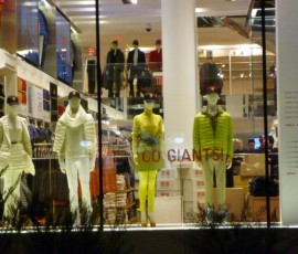 ユニクロの窓にもGo Giants!